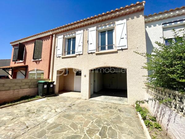 Située sur le beau village de Saint-Laurent-de-la-Salanque, à seulement 10 minutes des plages du Barcarès et à 3 minutes à pied du centre du village, découvrez cette charmante maison 2 faces de 105 m² env., un bien alliant espace, luminosité et emplacement privilégié. 

Grâce à sa belle exposition Est-Ouest, elle bénéficie d’une agréable lumière naturelle tout au long de la journée.
Dès l’entrée, vous profitez de nombreux rangements, d’un WC indépendant, d’un grand garage avec porte motorisée ainsi que d’une belle pièce de vie climatisée avec sa cuisine équipée semi-indépendante.

Au premier étage, vous trouverez deux grandes chambres, dont une avec un vaste placard, ainsi qu’une salle d’eau avec WC entièrement rénovée.
Un demi-étage supplémentaire dessert deux autres belles chambres, dont une équipée d’un point d’eau, offrant la possibilité de créer facilement une suite parentale.

Côté prestations : menuiseries PVC double vitrage, volets roulants électriques, portail motorisé et peintures récemment refaites.
Un agréable jardin avec espace barbecue vous permettra de profiter pleinement des beaux jours en famille ou entre amis.
Cette maison séduit par ses beaux volumes, sa luminosité, ses nombreux équipements de confort et sa proximité immédiate avec les commerces, le marché et toutes les commodités. 
La façade est actuellement en cours de rénovation, un atout supplémentaire qui viendra parfaire l’ensemble.

À découvrir sans tarder !