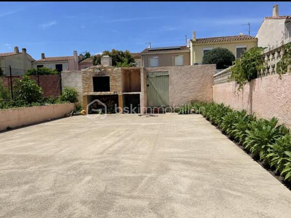 Située sur le beau village de Saint-Laurent-de-la-Salanque, à seulement 10 minutes des plages du Barcarès et à 3 minutes à pied du centre du village, découvrez cette charmante maison 2 faces de 105 m² env., un bien alliant espace, luminosité et emplacement privilégié. 

Grâce à sa belle exposition Est-Ouest, elle bénéficie d’une agréable lumière naturelle tout au long de la journée.
Dès l’entrée, vous profitez de nombreux rangements, d’un WC indépendant, d’un grand garage avec porte motorisée ainsi que d’une belle pièce de vie climatisée avec sa cuisine équipée semi-indépendante.

Au premier étage, vous trouverez deux grandes chambres, dont une avec un vaste placard, ainsi qu’une salle d’eau avec WC entièrement rénovée.
Un demi-étage supplémentaire dessert deux autres belles chambres, dont une équipée d’un point d’eau, offrant la possibilité de créer facilement une suite parentale.

Côté prestations : menuiseries PVC double vitrage, volets roulants électriques, portail motorisé et peintures récemment refaites.
Un agréable jardin avec espace barbecue vous permettra de profiter pleinement des beaux jours en famille ou entre amis.
Cette maison séduit par ses beaux volumes, sa luminosité, ses nombreux équipements de confort et sa proximité immédiate avec les commerces, le marché et toutes les commodités. 
La façade est actuellement en cours de rénovation, un atout supplémentaire qui viendra parfaire l’ensemble.

À découvrir sans tarder !