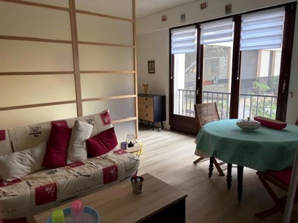 Studio en Rez de Chaussée  avec cave  et emplacement  de parking  . Perpignan  Quartier des Fleurs