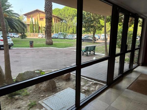 Studio en Rez de Chaussée  avec cave  et emplacement  de parking  . Perpignan  Quartier des Fleurs