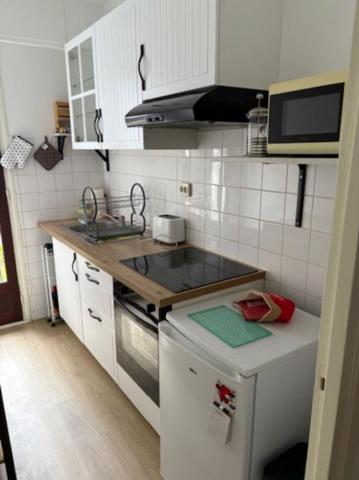 Studio en Rez de Chaussée  avec cave  et emplacement  de parking  . Perpignan  Quartier des Fleurs