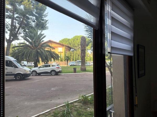 Studio en Rez de Chaussée  avec cave  et emplacement  de parking  . Perpignan  Quartier des Fleurs