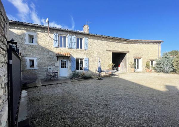 CHARENTAISE, 90M² + 155M² A AMENAGER, COUR ET JARDIN 710M², GARAGE