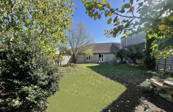 CHARENTAISE, 90M² + 155M² A AMENAGER, COUR ET JARDIN 710M², GARAGE