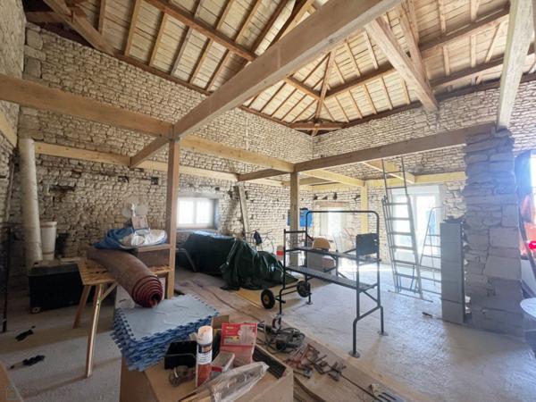 CHARENTAISE, 90M² + 155M² A AMENAGER, COUR ET JARDIN 710M², GARAGE