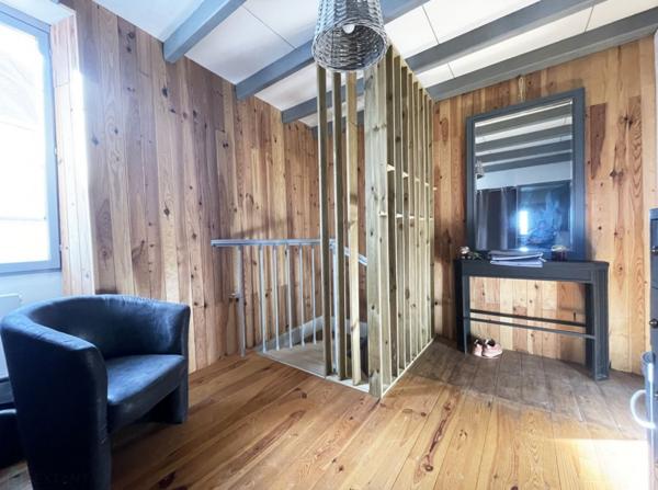 CHARENTAISE, 90M² + 155M² A AMENAGER, COUR ET JARDIN 710M², GARAGE