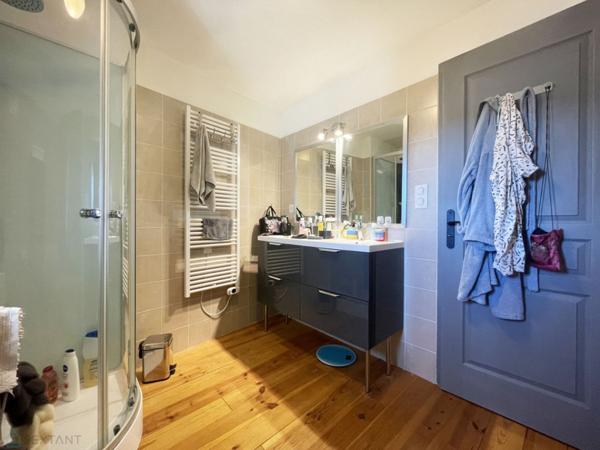 CHARENTAISE, 90M² + 155M² A AMENAGER, COUR ET JARDIN 710M², GARAGE