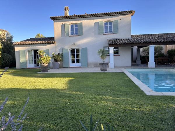 Maison directement sur le fairway du golf de pont royal avec piscine