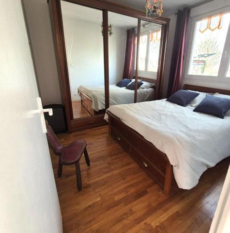 Belle Maison ou Pavillon sur Sous-sol de 146 m² entièrement Rénovée avec Cour, Atelier, Terrasse, Appentis et Terrain clos et arboré de 376 m²