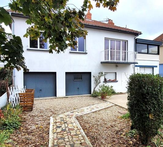 Belle Maison ou Pavillon sur Sous-sol de 146 m² entièrement Rénovée avec Cour, Atelier, Terrasse, Appentis et Terrain clos et arboré de 376 m²