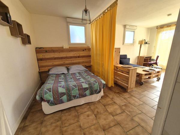 Belle Maison ou Pavillon sur Sous-sol de 146 m² entièrement Rénovée avec Cour, Atelier, Terrasse, Appentis et Terrain clos et arboré de 376 m²