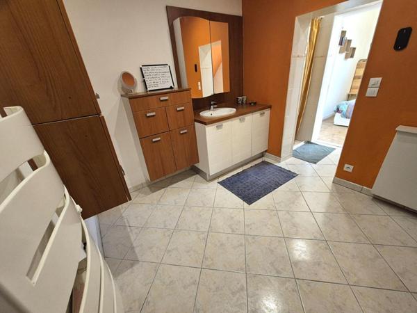 Belle Maison ou Pavillon sur Sous-sol de 146 m² entièrement Rénovée avec Cour, Atelier, Terrasse, Appentis et Terrain clos et arboré de 376 m²