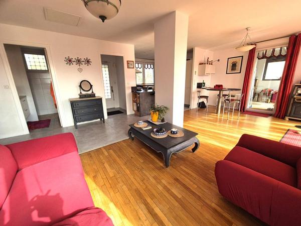 Belle Maison ou Pavillon sur Sous-sol de 146 m² entièrement Rénovée avec Cour, Atelier, Terrasse, Appentis et Terrain clos et arboré de 376 m²