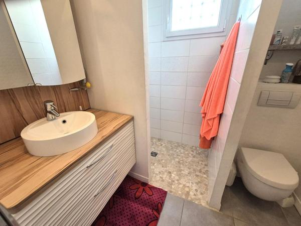 Belle Maison ou Pavillon sur Sous-sol de 146 m² entièrement Rénovée avec Cour, Atelier, Terrasse, Appentis et Terrain clos et arboré de 376 m²