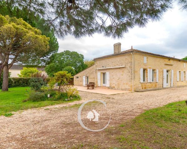 Saint-Pey-d'Armens (33330) Bâtisse de 427m² - (Maison+Gîte) - piscine