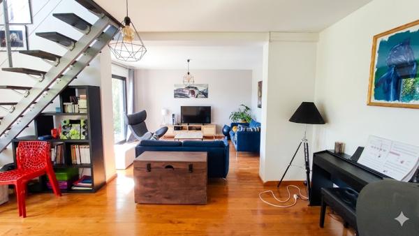 MAISON CONTEMPORAINE AVEC PISCINE
