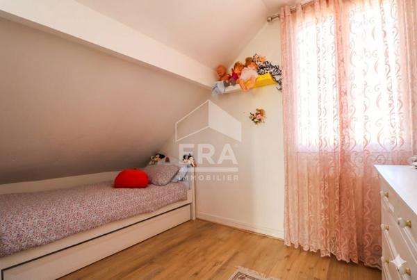 Maison style meulière de 145 m² avec jardin sans vis-à-vis et stationnement multiple