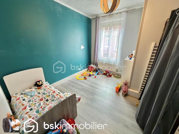 EXCLUSIVITÉ – Charmante maison des années 1930 en centre-ville d’Hénin-Beaumont

Idéalement située en plein cœur de la commune d’Hénin-Beaumont, cette agréable maison de ville des années 1930 allie charme, volumes et fonctionnalité, à proximité immédiate des écoles, lycée, commerces, transports et axes autoroutiers.

Dès l’entrée, vous découvrirez un bel espace de vie chaleureux comprenant un salon, une salle à manger ouverte sur une cuisine équipée, parfait pour partager de beaux moments en famille ou entre amis. Une cave vient compléter les prestations du rez-de-chaussée.

Au premier étage, le palier dessert deux belles chambres ainsi qu’une salle d’eau.
Sous les combles, vous serez séduits par une immense chambre d’adolescent aménagée avec espace couchage, bureau et coin salon. Un véritable cocon pouvant facilement être repensé pour créer deux chambres supplémentaires selon vos besoins.

À l’extérieur, profitez d’une agréable terrasse avec pergola donnant sur un beau jardin entièrement clôturé, idéal pour les moments de détente en toute intimité.

Les + du bien :
Menuiseries double vitrage avec volets roulants
Chaudière à condensation
WC séparé
Cave
Jardin clos
Possibilité de 4 chambres
Secteur proche de toutes commodités

Une visite virtuelle est disponible sur demande afin de découvrir ce bien sans attendre !

Une maison pleine de potentiel, idéale pour une famille ou un premier achat.
À visiter rapidement !