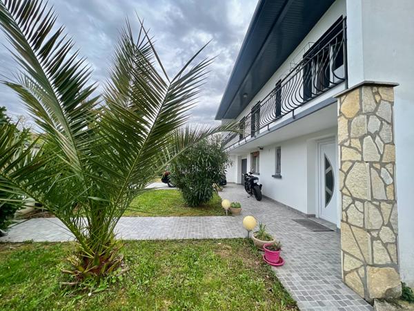 À Villeneuve-sur-Lot, à proximité des commodités, découvrez cette maison de 130,3 m² habitables sur une parcelle de 568 m². Au rez-de-chaussée, vous trouverez une entrée d'environ 9 m² desservant un salon de 16 m² ainsi qu'une cuisine équipée neuve d'env , Villeneuve sur lot