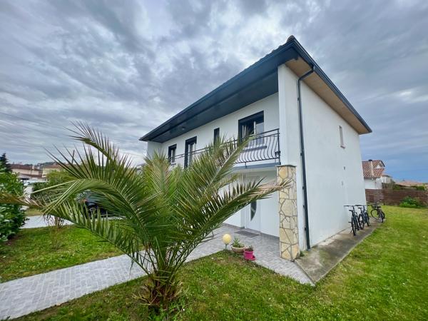 À Villeneuve-sur-Lot, à proximité des commodités, découvrez cette maison de 130,3 m² habitables sur une parcelle de 568 m². Au rez-de-chaussée, vous trouverez une entrée d'environ 9 m² desservant un salon de 16 m² ainsi qu'une cuisine équipée neuve d'env , Villeneuve sur lot