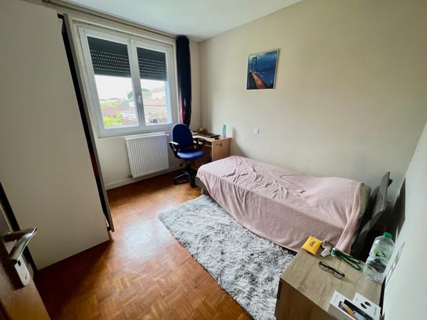 À Villeneuve-sur-Lot, à proximité des commodités, découvrez cette maison de 130,3 m² habitables sur une parcelle de 568 m². Au rez-de-chaussée, vous trouverez une entrée d'environ 9 m² desservant un salon de 16 m² ainsi qu'une cuisine équipée neuve d'env , Villeneuve sur lot