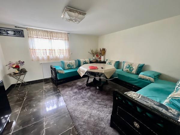 À Villeneuve-sur-Lot, à proximité des commodités, découvrez cette maison de 130,3 m² habitables sur une parcelle de 568 m². Au rez-de-chaussée, vous trouverez une entrée d'environ 9 m² desservant un salon de 16 m² ainsi qu'une cuisine équipée neuve d'env , Villeneuve sur lot