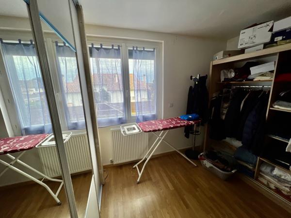À Villeneuve-sur-Lot, à proximité des commodités, découvrez cette maison de 130,3 m² habitables sur une parcelle de 568 m². Au rez-de-chaussée, vous trouverez une entrée d'environ 9 m² desservant un salon de 16 m² ainsi qu'une cuisine équipée neuve d'env , Villeneuve sur lot
