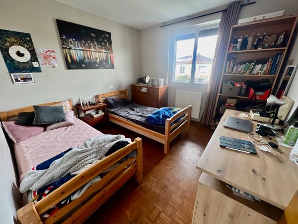 À Villeneuve-sur-Lot, à proximité des commodités, découvrez cette maison de 130,3 m² habitables sur une parcelle de 568 m². Au rez-de-chaussée, vous trouverez une entrée d'environ 9 m² desservant un salon de 16 m² ainsi qu'une cuisine équipée neuve d'env , Villeneuve sur lot