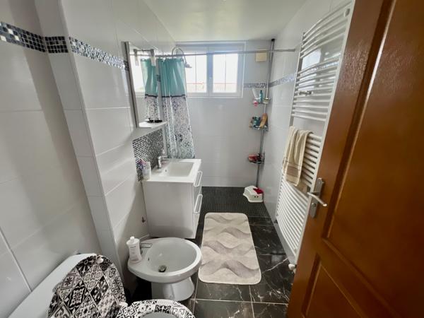 À Villeneuve-sur-Lot, à proximité des commodités, découvrez cette maison de 130,3 m² habitables sur une parcelle de 568 m². Au rez-de-chaussée, vous trouverez une entrée d'environ 9 m² desservant un salon de 16 m² ainsi qu'une cuisine équipée neuve d'env , Villeneuve sur lot