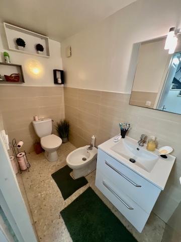 À Villeneuve-sur-Lot, à proximité des commodités, découvrez cette maison de 130,3 m² habitables sur une parcelle de 568 m². Au rez-de-chaussée, vous trouverez une entrée d'environ 9 m² desservant un salon de 16 m² ainsi qu'une cuisine équipée neuve d'env , Villeneuve sur lot