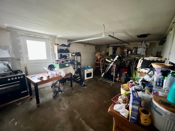 À Villeneuve-sur-Lot, à proximité des commodités, découvrez cette maison de 130,3 m² habitables sur une parcelle de 568 m². Au rez-de-chaussée, vous trouverez une entrée d'environ 9 m² desservant un salon de 16 m² ainsi qu'une cuisine équipée neuve d'env , Villeneuve sur lot