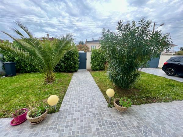 À Villeneuve-sur-Lot, à proximité des commodités, découvrez cette maison de 130,3 m² habitables sur une parcelle de 568 m². Au rez-de-chaussée, vous trouverez une entrée d'environ 9 m² desservant un salon de 16 m² ainsi qu'une cuisine équipée neuve d'env , Villeneuve sur lot