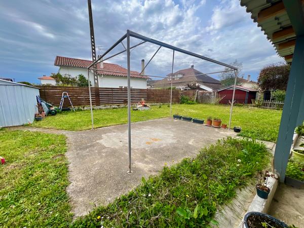 À Villeneuve-sur-Lot, à proximité des commodités, découvrez cette maison de 130,3 m² habitables sur une parcelle de 568 m². Au rez-de-chaussée, vous trouverez une entrée d'environ 9 m² desservant un salon de 16 m² ainsi qu'une cuisine équipée neuve d'env , Villeneuve sur lot