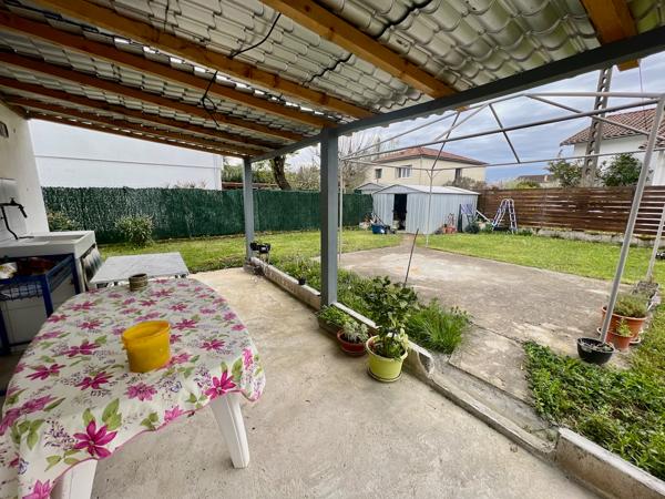 À Villeneuve-sur-Lot, à proximité des commodités, découvrez cette maison de 130,3 m² habitables sur une parcelle de 568 m². Au rez-de-chaussée, vous trouverez une entrée d'environ 9 m² desservant un salon de 16 m² ainsi qu'une cuisine équipée neuve d'env , Villeneuve sur lot
