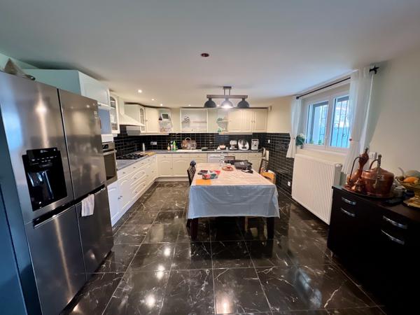À Villeneuve-sur-Lot, à proximité des commodités, découvrez cette maison de 130,3 m² habitables sur une parcelle de 568 m². Au rez-de-chaussée, vous trouverez une entrée d'environ 9 m² desservant un salon de 16 m² ainsi qu'une cuisine équipée neuve d'env , Villeneuve sur lot