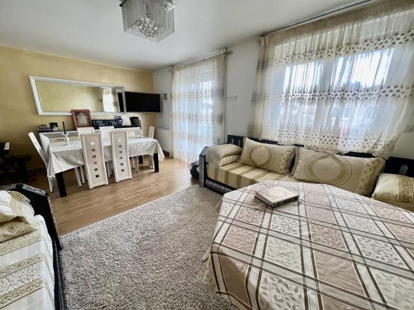 À Villeneuve-sur-Lot, à proximité des commodités, découvrez cette maison de 130,3 m² habitables sur une parcelle de 568 m². Au rez-de-chaussée, vous trouverez une entrée d'environ 9 m² desservant un salon de 16 m² ainsi qu'une cuisine équipée neuve d'env , Villeneuve sur lot