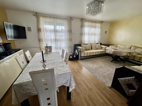 À Villeneuve-sur-Lot, à proximité des commodités, découvrez cette maison de 130,3 m² habitables sur une parcelle de 568 m². Au rez-de-chaussée, vous trouverez une entrée d'environ 9 m² desservant un salon de 16 m² ainsi qu'une cuisine équipée neuve d'env , Villeneuve sur lot