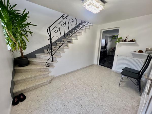 À Villeneuve-sur-Lot, à proximité des commodités, découvrez cette maison de 130,3 m² habitables sur une parcelle de 568 m². Au rez-de-chaussée, vous trouverez une entrée d'environ 9 m² desservant un salon de 16 m² ainsi qu'une cuisine équipée neuve d'env , Villeneuve sur lot
