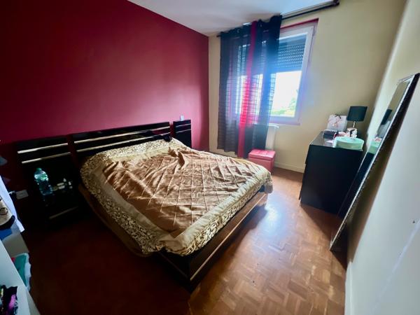 À Villeneuve-sur-Lot, à proximité des commodités, découvrez cette maison de 130,3 m² habitables sur une parcelle de 568 m². Au rez-de-chaussée, vous trouverez une entrée d'environ 9 m² desservant un salon de 16 m² ainsi qu'une cuisine équipée neuve d'env , Villeneuve sur lot