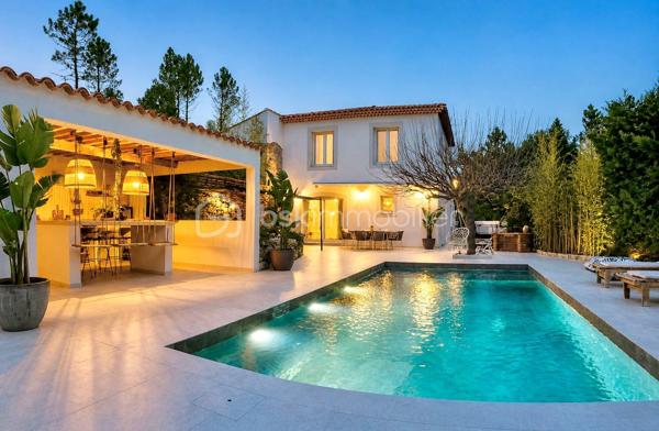 Située dans le secteur très prisé des Esterets du Lac,  laissez vous séduire par cette magnifique maison individuelle, entièrement rénovée de 140m2, implantée sur un terrain paysagé de 1200m2 où chaque détail a été pensé pour offrir une atmosphère chaleureuse et dépaysante, au calme proche de toutes commodités tout en offrant un accès rapide à seulement 3 mm de l'autoroute. Un vrai atout pour rejoindre Mandelieu en seulement 20 mm, entre mer, services et vie active.
Dès l'extérieur, le charme opère immédiatement, dans un esprit balinais raffiné, la superbe piscine aux lignes contemporaines devient le véritable coeur de la maison, invitant à la détente et aux longues soirées d'été. La cuisine d'été ouverte sur la terrasse prolonge parfaitement les espaces de vie et promet des moments conviviaux en famille ou entre amis.
A l'intérieur, la maison développe de beaux volumes : un salon/salle à manger, une cuisine équipée, une chambre parentale avec sa magnifique salle de bains, et un wc.
A l'étage supérieur, on accueille une salle de douche avec wc et trois jolies chambres, le tout dans un style contemporain et élégant, entièrement rénové avec goût.
Entre bains et soleil, cette maison offre une parenthèse hors du temps.
Un bien rare, pensé comme un lieu de vie où confort, calme, sérénité et évasion se rencontrent.