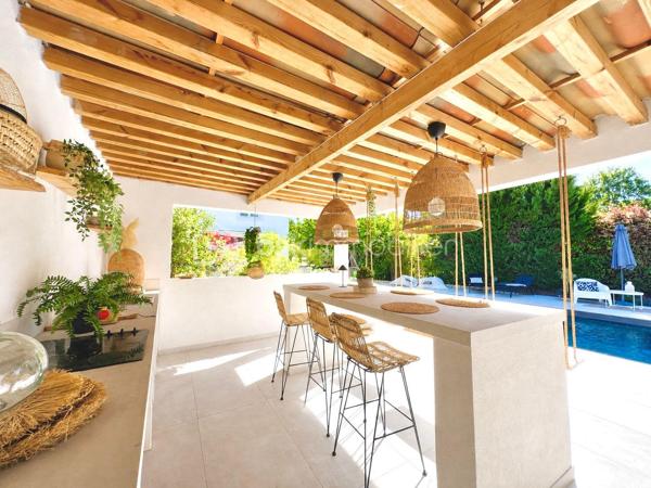 Située dans le secteur très prisé des Esterets du Lac,  laissez vous séduire par cette magnifique maison individuelle, entièrement rénovée de 140m2, implantée sur un terrain paysagé de 1200m2 où chaque détail a été pensé pour offrir une atmosphère chaleureuse et dépaysante, au calme proche de toutes commodités tout en offrant un accès rapide à seulement 3 mm de l'autoroute. Un vrai atout pour rejoindre Mandelieu en seulement 20 mm, entre mer, services et vie active.
Dès l'extérieur, le charme opère immédiatement, dans un esprit balinais raffiné, la superbe piscine aux lignes contemporaines devient le véritable coeur de la maison, invitant à la détente et aux longues soirées d'été. La cuisine d'été ouverte sur la terrasse prolonge parfaitement les espaces de vie et promet des moments conviviaux en famille ou entre amis.
A l'intérieur, la maison développe de beaux volumes : un salon/salle à manger, une cuisine équipée, une chambre parentale avec sa magnifique salle de bains, et un wc.
A l'étage supérieur, on accueille une salle de douche avec wc et trois jolies chambres, le tout dans un style contemporain et élégant, entièrement rénové avec goût.
Entre bains et soleil, cette maison offre une parenthèse hors du temps.
Un bien rare, pensé comme un lieu de vie où confort, calme, sérénité et évasion se rencontrent.