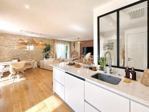 Située dans le secteur très prisé des Esterets du Lac,  laissez vous séduire par cette magnifique maison individuelle, entièrement rénovée de 140m2, implantée sur un terrain paysagé de 1200m2 où chaque détail a été pensé pour offrir une atmosphère chaleureuse et dépaysante, au calme proche de toutes commodités tout en offrant un accès rapide à seulement 3 mm de l'autoroute. Un vrai atout pour rejoindre Mandelieu en seulement 20 mm, entre mer, services et vie active.
Dès l'extérieur, le charme opère immédiatement, dans un esprit balinais raffiné, la superbe piscine aux lignes contemporaines devient le véritable coeur de la maison, invitant à la détente et aux longues soirées d'été. La cuisine d'été ouverte sur la terrasse prolonge parfaitement les espaces de vie et promet des moments conviviaux en famille ou entre amis.
A l'intérieur, la maison développe de beaux volumes : un salon/salle à manger, une cuisine équipée, une chambre parentale avec sa magnifique salle de bains, et un wc.
A l'étage supérieur, on accueille une salle de douche avec wc et trois jolies chambres, le tout dans un style contemporain et élégant, entièrement rénové avec goût.
Entre bains et soleil, cette maison offre une parenthèse hors du temps.
Un bien rare, pensé comme un lieu de vie où confort, calme, sérénité et évasion se rencontrent.