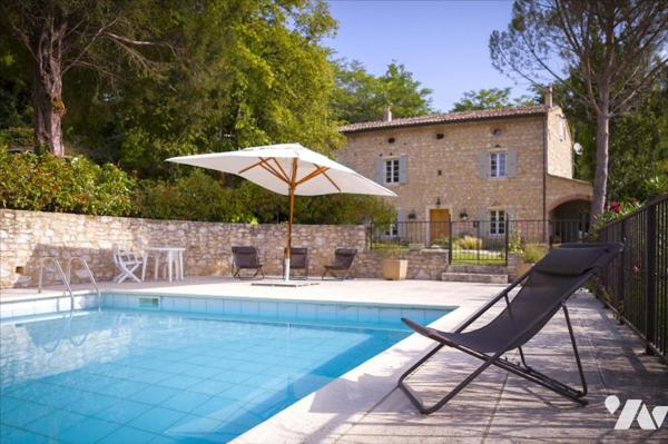 SAVASSE  Maison en pierres 311 m2, jardin et piscine