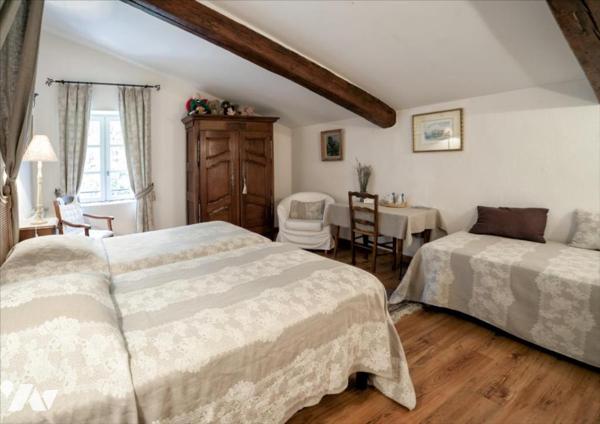 SAVASSE  Maison en pierres 311 m2, jardin et piscine