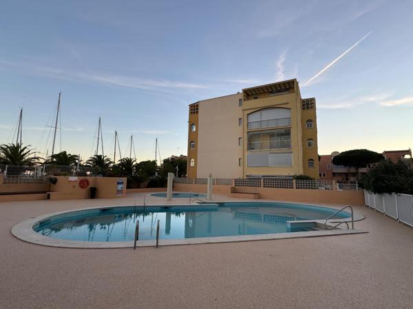 Appartement rénové avec parking et piscine