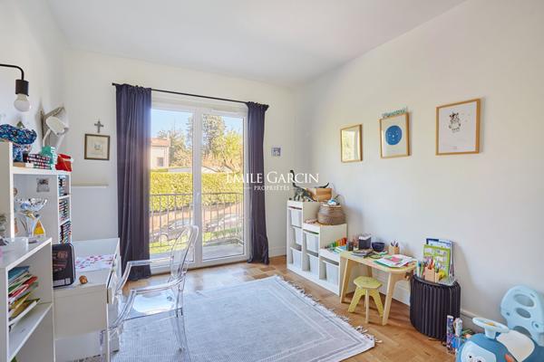A vendre- Appartement  familial- Vaucresson- 5 pièce(s) 135.47 m2-4 chambres- grand balcon
