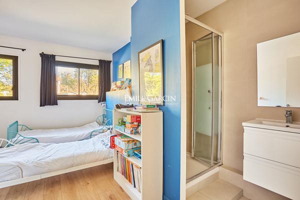 A vendre- Appartement  familial- Vaucresson- 5 pièce(s) 135.47 m2-4 chambres- grand balcon