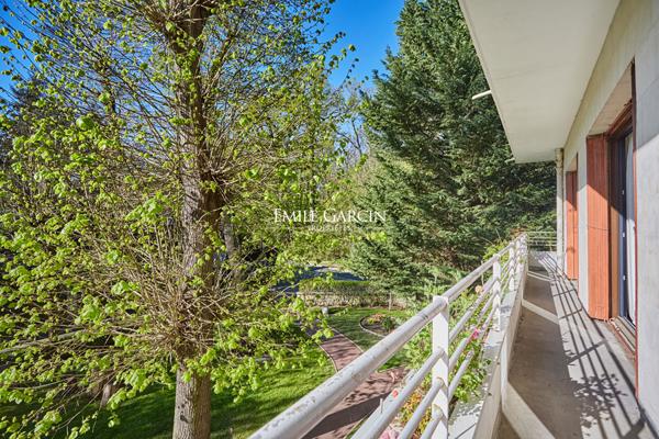 A vendre- Appartement  familial- Vaucresson- 5 pièce(s) 135.47 m2-4 chambres- grand balcon