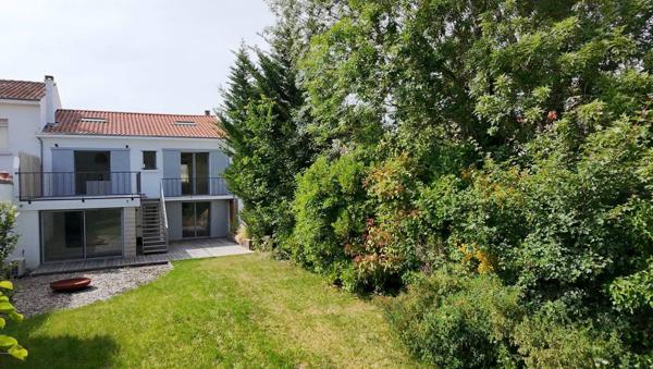 Maison atypique avec son jardin secret au cœur de Lafond