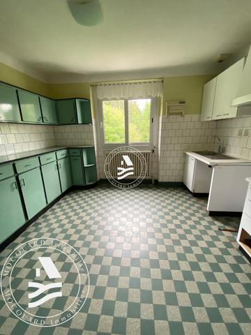 Maison d’habitation à rafraîchir avec terrain de 1 351 m²